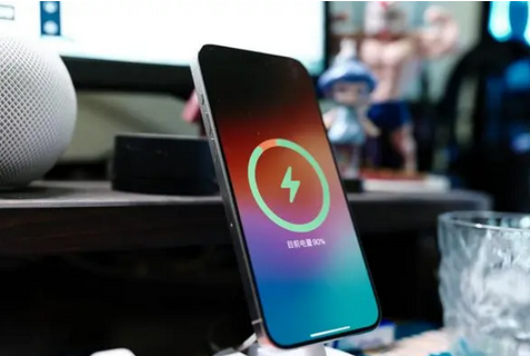 崇阳苹果15换屏服务分享用什么充电器给iPhone15充电更好 